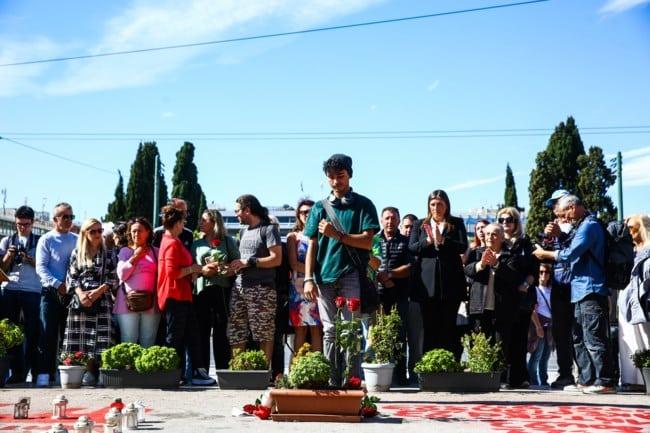 Σύνταγμα: Άφησαν λουλούδια στο μνημείο των θυμάτων των Τεμπών 1 55bae14ac7e34daa8cc583dcf08e9576