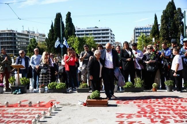 Σύνταγμα: Άφησαν λουλούδια στο μνημείο των θυμάτων των Τεμπών 2 b162a4cd5379416dbe702c10e5ef54f5