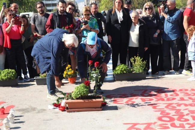 Σύνταγμα: Άφησαν λουλούδια στο μνημείο των θυμάτων των Τεμπών 3 87457110f7ac4ce19dc3ad0402680442
