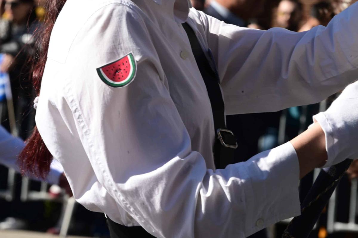 28η Οκτωβρίου: Η μαθήτρια με το «καρπούζι» στη μαθητική παρέλαση - Tι συμβολίζει 1 karpoiuzo scaled 1