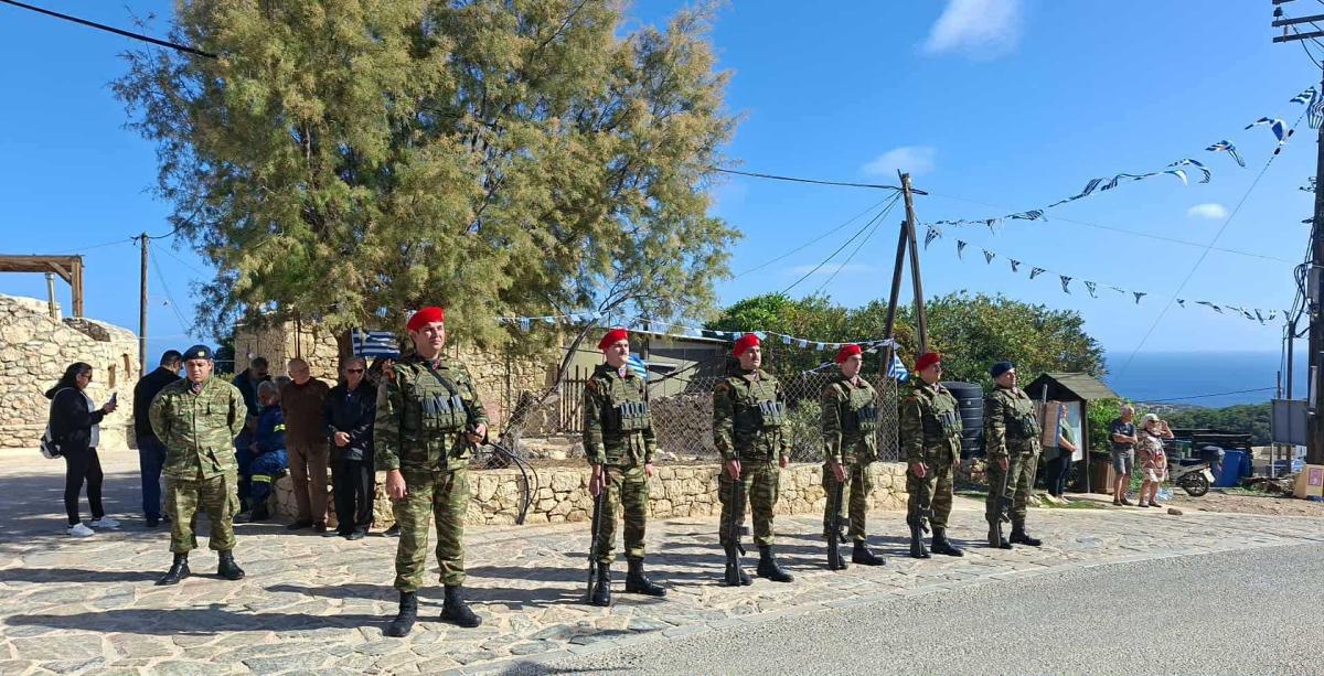 Γαύδος: Χωρίς μαθητές η παρέλαση – Κράτησαν οι κάτοικοι τη σημαία 2 gavdos parelasi