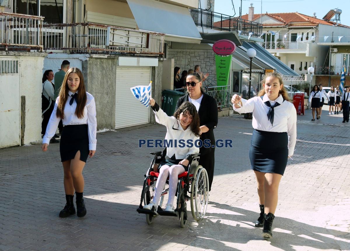 Συγκινητική στιγμή – Η πρώτη παρέλαση της μικρής Αλεξίας μετά τον τραυματισμό της από αδέσποτη σφαίρα 6 572085325 1295146715959547 5754588194753636766 n