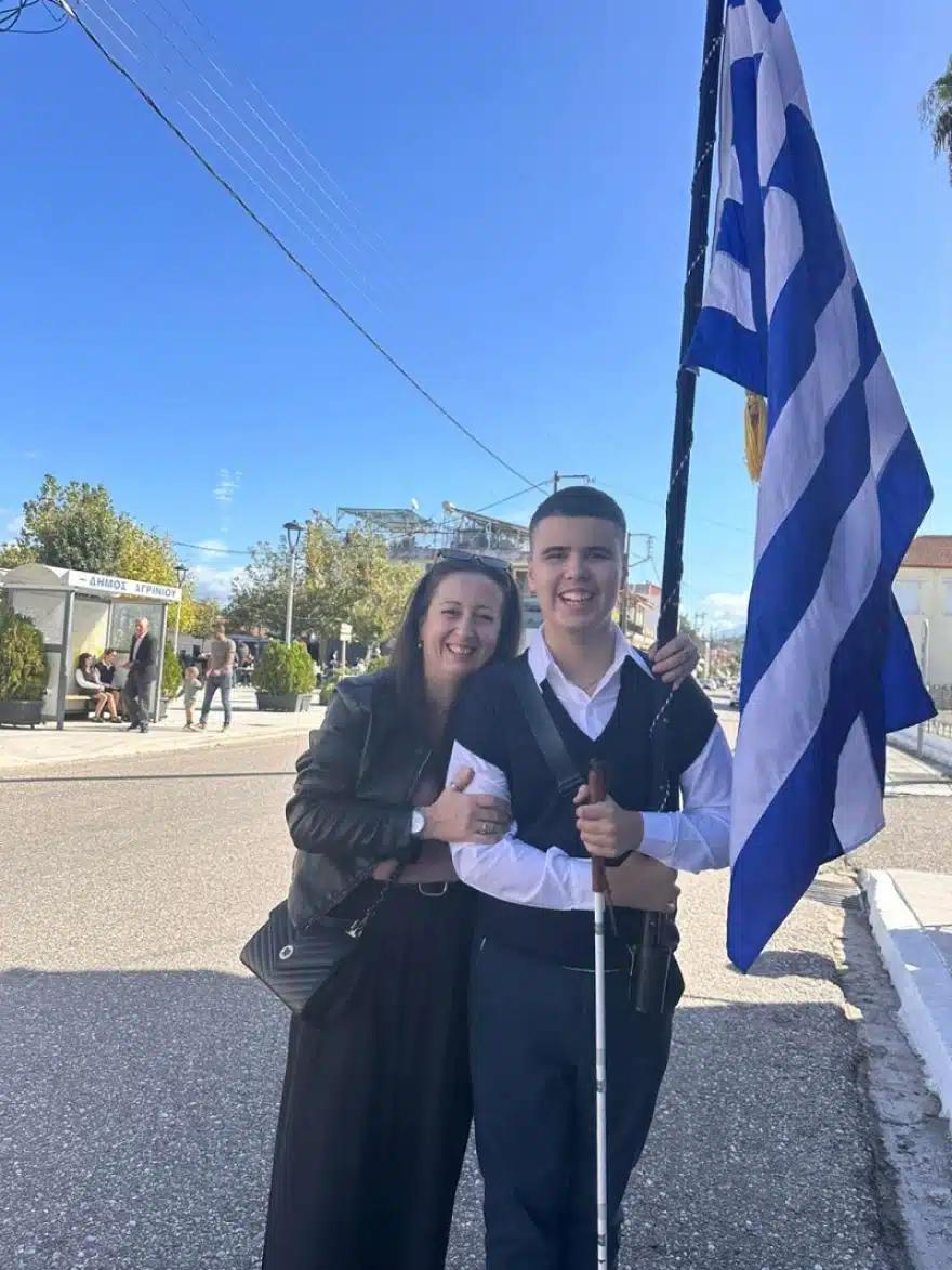 28η Οκτωβρίου: Περηφάνια στο Αγρίνιο για τον τυφλό σημαιοφόρο   1 simaioforos agrinio 3