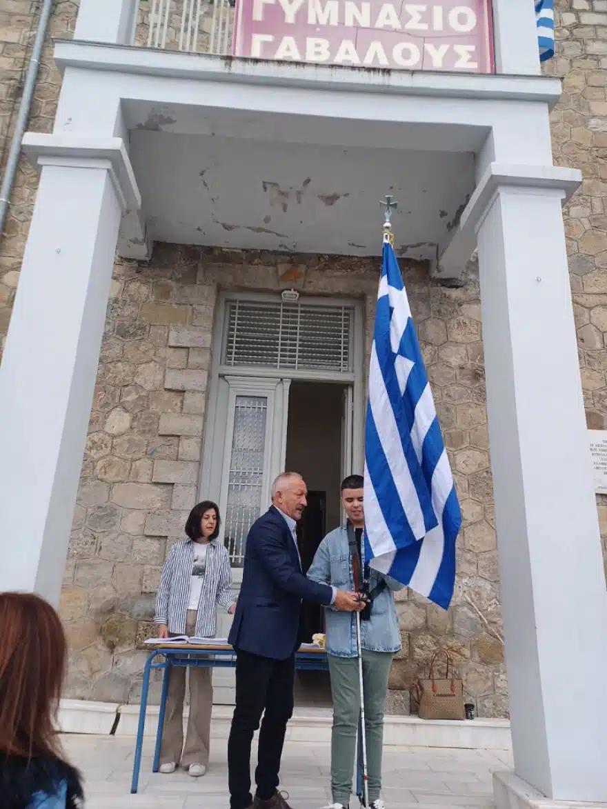 28η Οκτωβρίου: Περηφάνια στο Αγρίνιο για τον τυφλό σημαιοφόρο   2 simaioforos agrinio 2