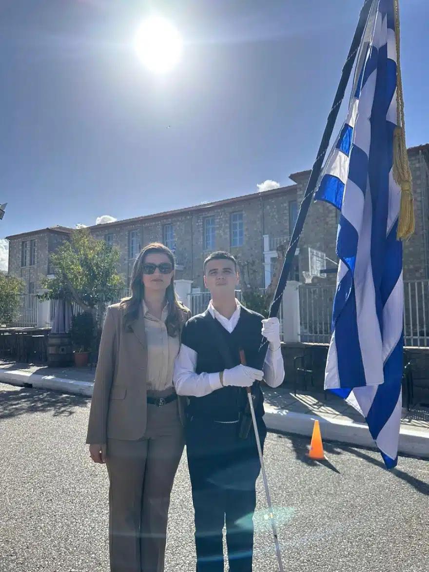 28η Οκτωβρίου: Περηφάνια στο Αγρίνιο για τον τυφλό σημαιοφόρο   3 simaioforos agrinio 1