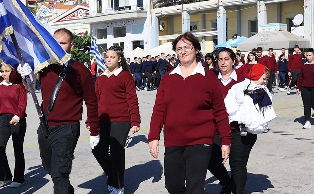 28η Οκτωβρίου: Έκλεψε τις εντυπώσεις η μαθήτρια ΕΠΑΛ που παρέλασε αγκαλιά με το παιδάκι της 1 stigmiotypo othonis 2025 10 28 22.58.07 1