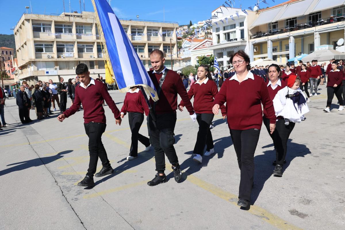 28η Οκτωβρίου: Έκλεψε τις εντυπώσεις η μαθήτρια ΕΠΑΛ που παρέλασε αγκαλιά με το παιδάκι της 2 epal plomari5 scaled 1