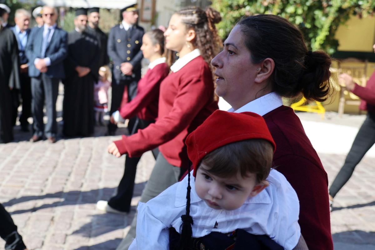 28η Οκτωβρίου: Έκλεψε τις εντυπώσεις η μαθήτρια ΕΠΑΛ που παρέλασε αγκαλιά με το παιδάκι της 3 epal plomari scaled 1