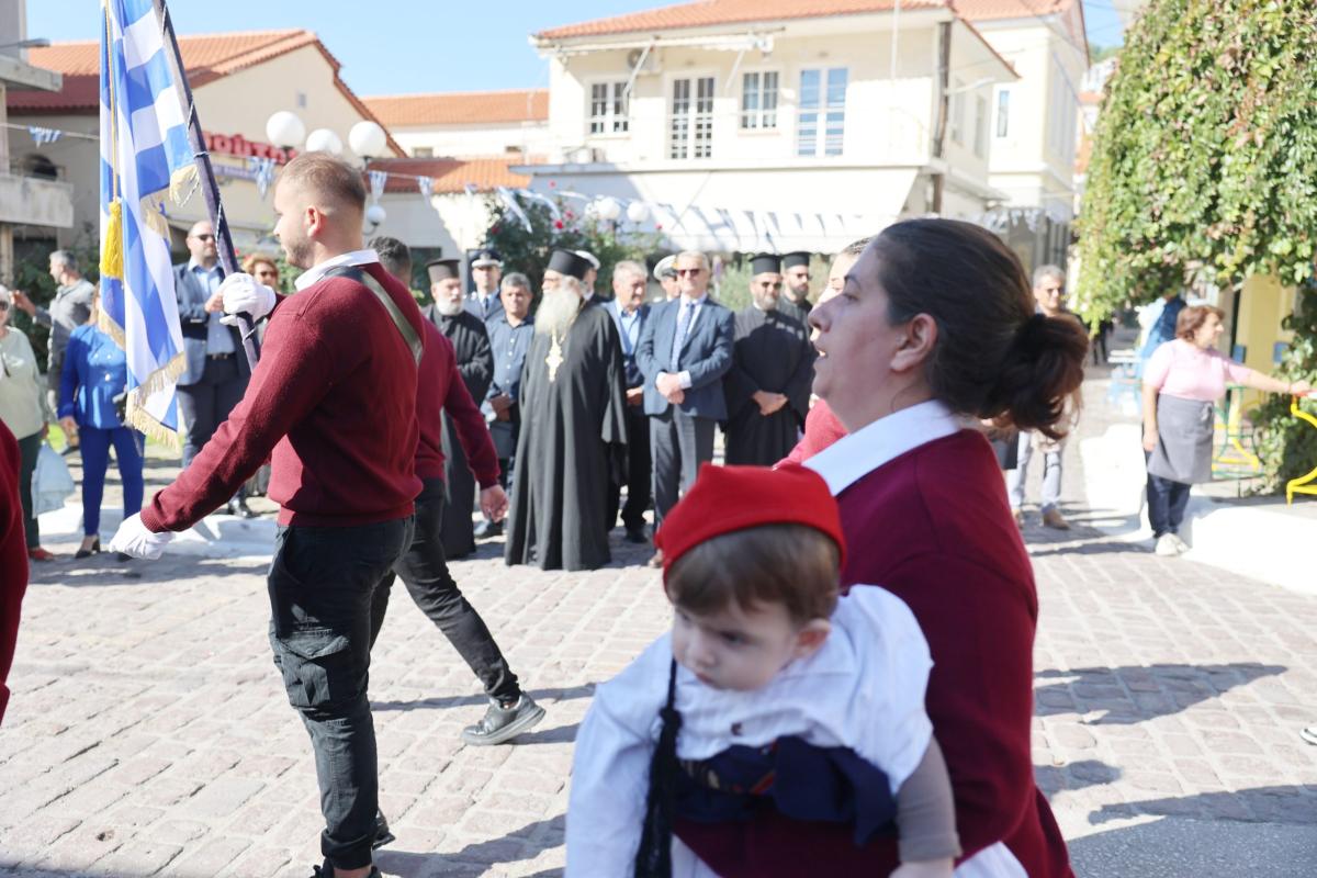 28η Οκτωβρίου: Έκλεψε τις εντυπώσεις η μαθήτρια ΕΠΑΛ που παρέλασε αγκαλιά με το παιδάκι της 5 epal plomari4 scaled 1