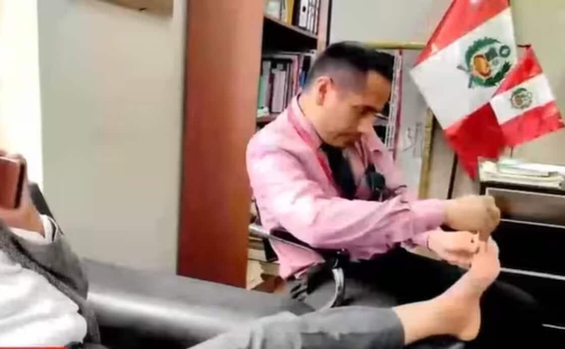 Περού: Βουλευτής έβαλε τον βοηθό της να της κόψει τα νύχια στο Κογκρέσο 2 perou vouleutis