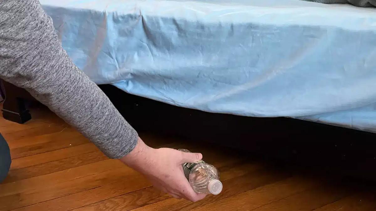 Γιατί πρέπει να ρίξετε ένα μπουκαλάκι με νερό κάτω από το κρεβάτι στο δωμάτιο του ξενοδοχείου μόλις μπείτε μέσα 2 65cd39ea812dfa6958c8f5f2