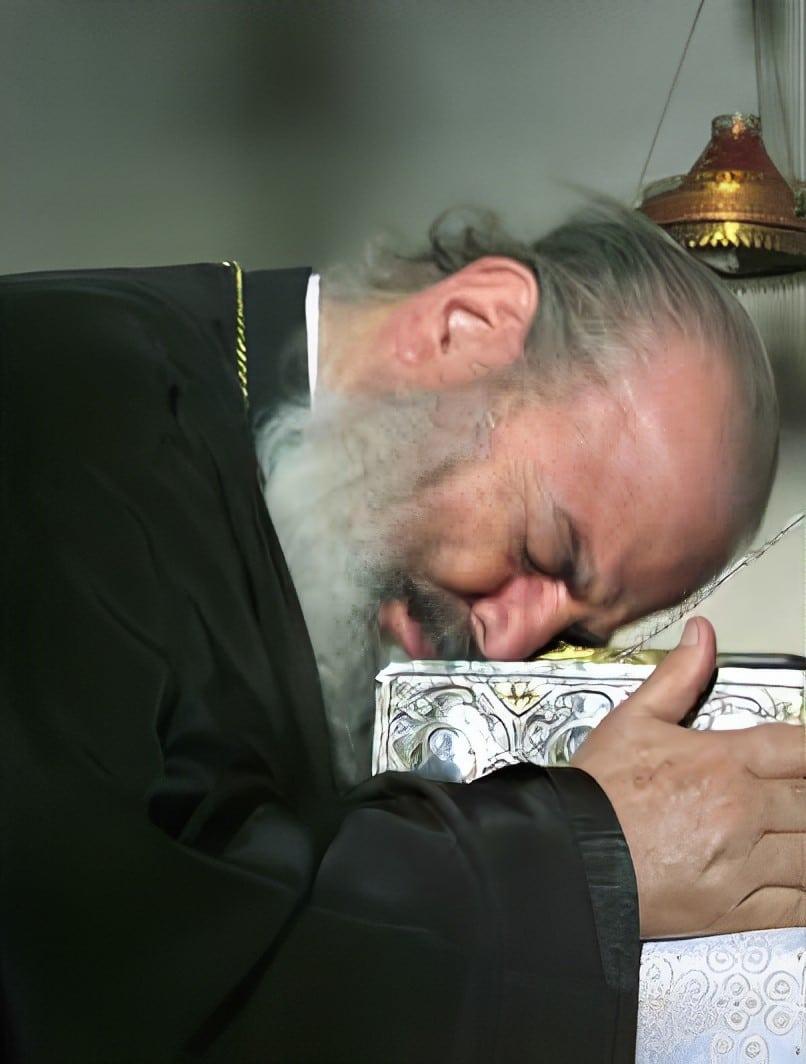 Όταν ο Αρχιεπίσκοπος Χριστόδουλος έπιασε τον Τίμιο Σταυρό και ευωδίαζε -  Μαρτυρία στην Εκκλησία του Λυκαβηττού  2 1 326