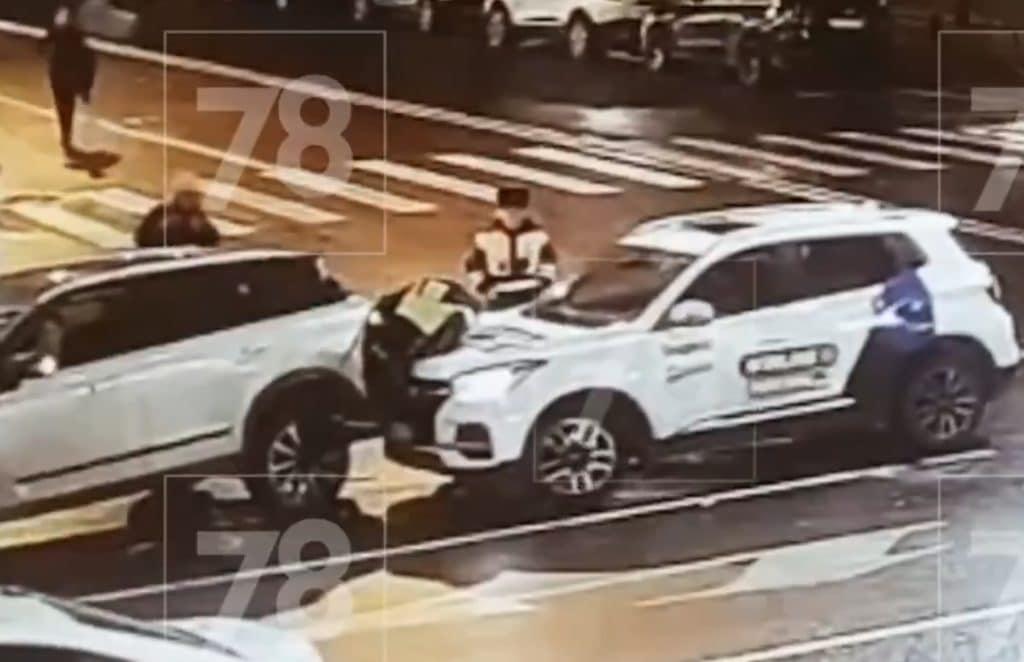 Βίντεο σοκ: Οδηγός μπέρδεψε το φρένο με το γκάζι και συνέθλιψε τροχονόμο 1 russia troxaio 1024x662 1