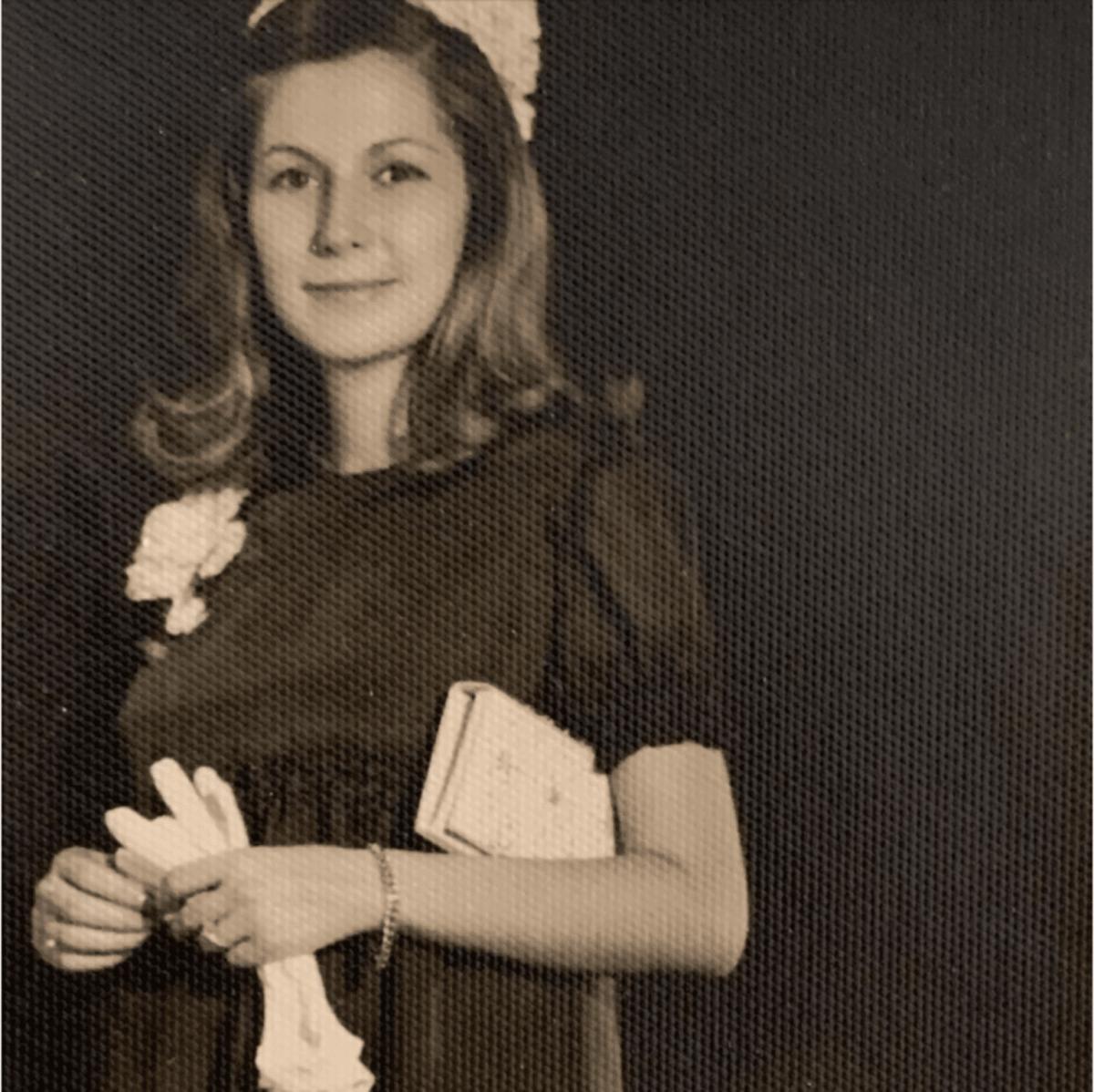 Σόνια Χριστοδούλου: Η καλλονή μάνα της Τζένης Μπαλατσινού είναι πιο ωραία κι από την κόρη της – Τεpάστια ομοιότητα 6 323 1536x1534 1