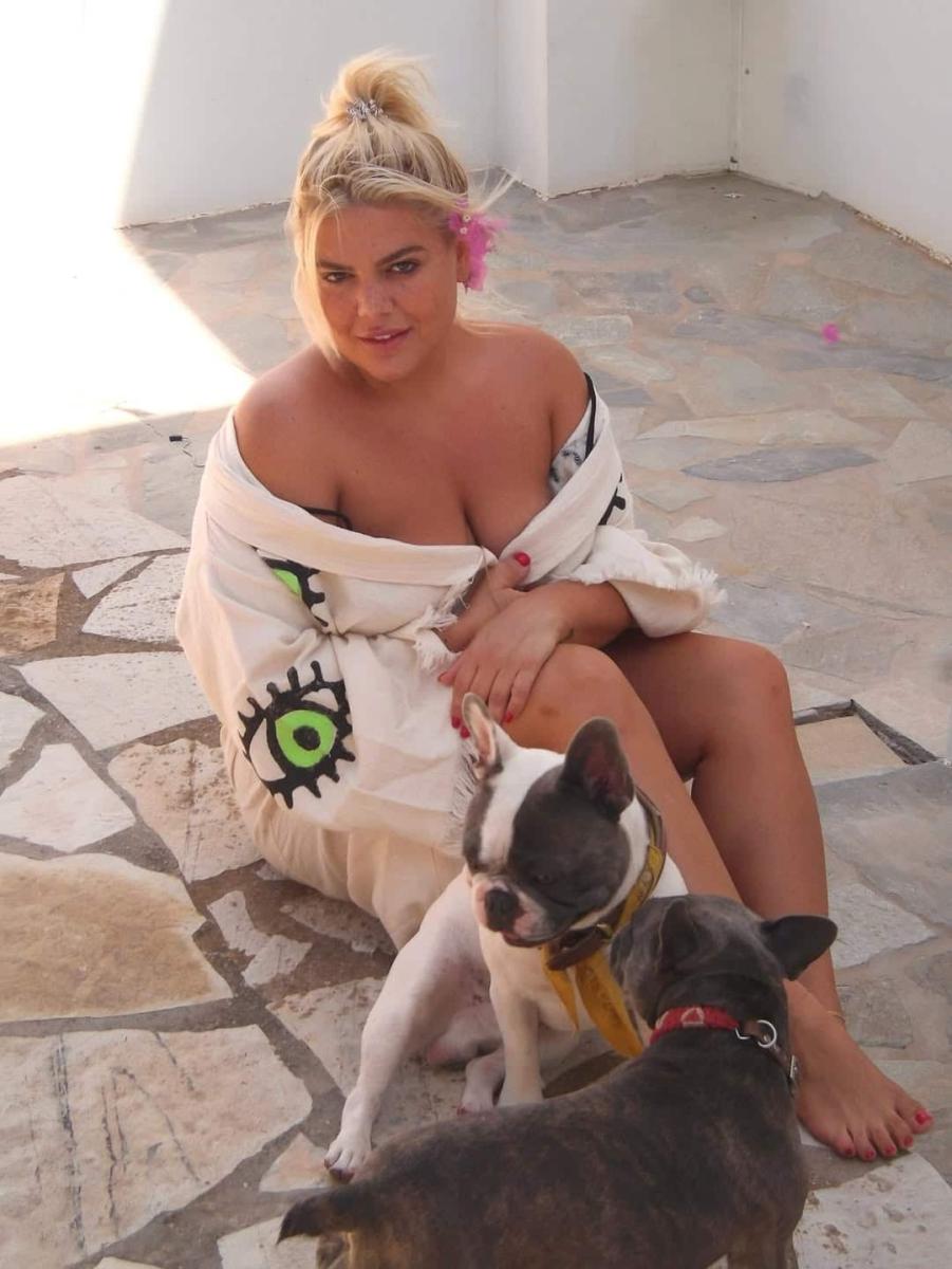 Χαμός με το νέο κοpμί της Δανάης Μπάρκα - Μοιάζει με καλλονή από την Λατινική Αμερική 4 4 14