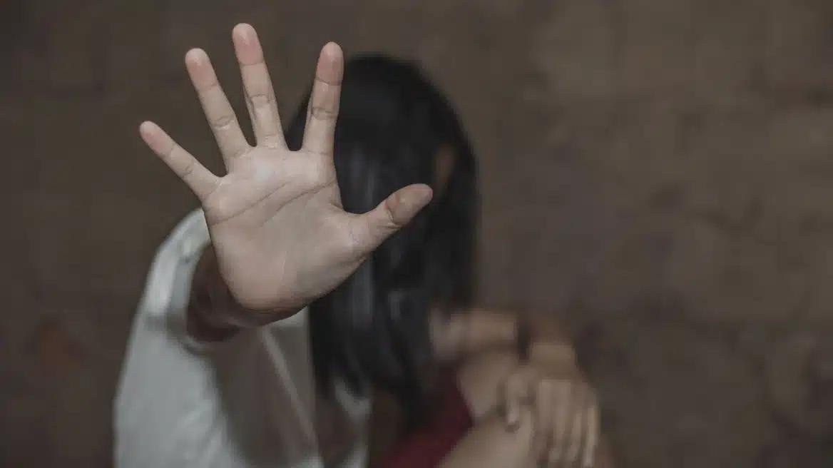 Φρίκη στα Πετράλωνα: 63χρονος βiαζε 14χρονη και κατέγραφε με το κινητό του τις ασελγείς πράξεις 1