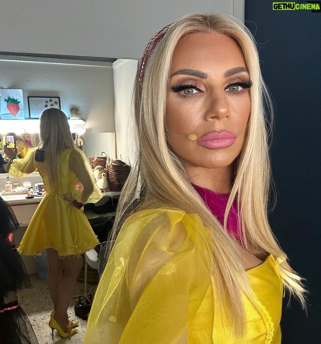 Έλενα Τσαβαλιά: Οι 60άρες ίσον με 3×20άρες – Οι selfie φωτογραφίες στο δελφινάριο. Αυτά βλέπει ο Μάρκος Σεφερλής και τρελαίνεται 4 elenatsavalia 40