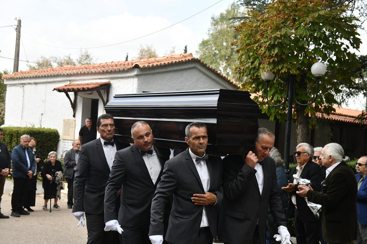 Μάρα Θρασυβουλίδου: Συντετριμμένη στην κηδεία του συζύγου της, Γιώργου Νιάρχου – Σπάραξε η κόρη του 2 kideia niarxou 6