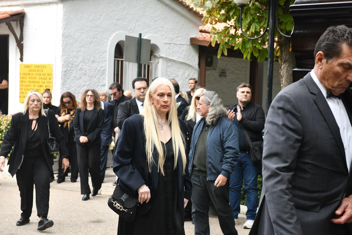 Μάρα Θρασυβουλίδου: Συντετριμμένη στην κηδεία του συζύγου της, Γιώργου Νιάρχου – Σπάραξε η κόρη του 3 kideia niarxou 7