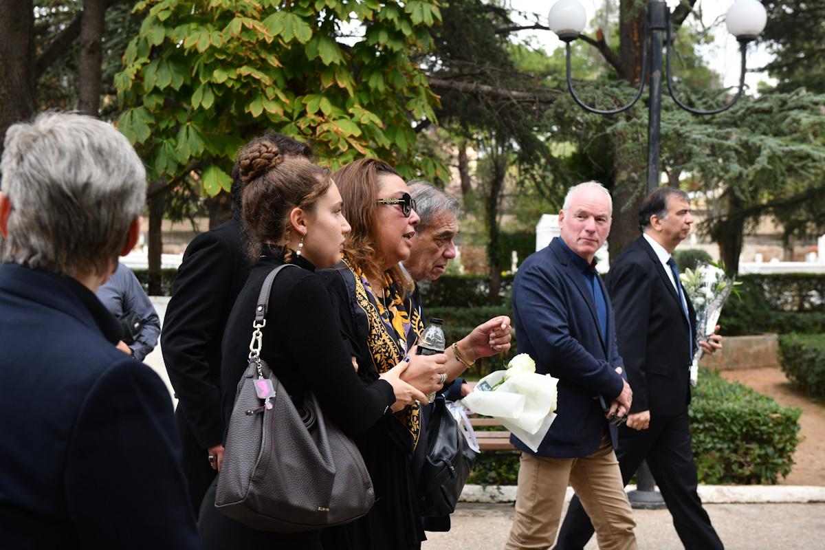 Μάρα Θρασυβουλίδου: Συντετριμμένη στην κηδεία του συζύγου της, Γιώργου Νιάρχου – Σπάραξε η κόρη του 5 kideia niarxou 9