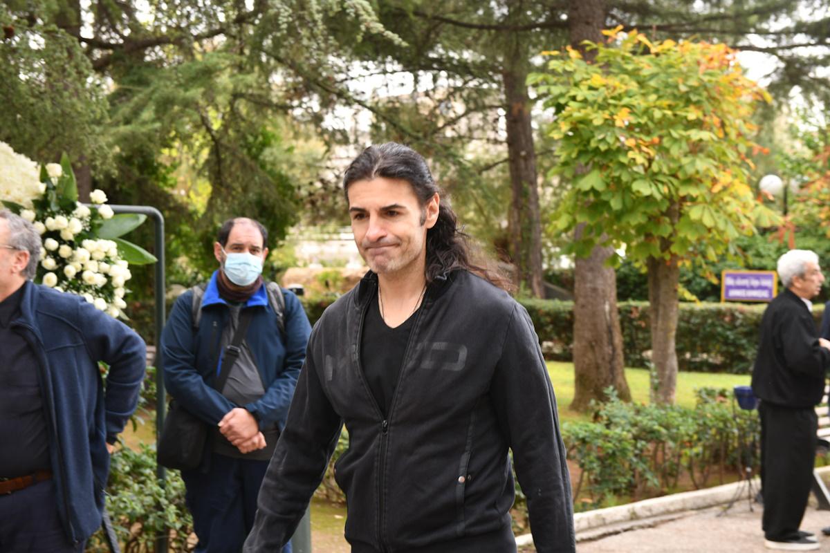 Μάρα Θρασυβουλίδου: Συντετριμμένη στην κηδεία του συζύγου της, Γιώργου Νιάρχου – Σπάραξε η κόρη του 6 kideia niarxou 10