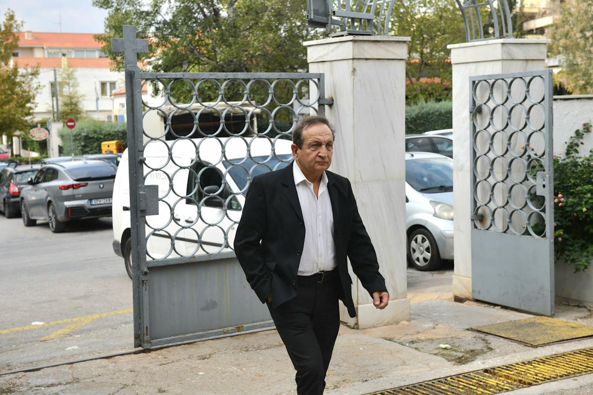 Μάρα Θρασυβουλίδου: Συντετριμμένη στην κηδεία του συζύγου της, Γιώργου Νιάρχου – Σπάραξε η κόρη του 7 kideia niarxou 11