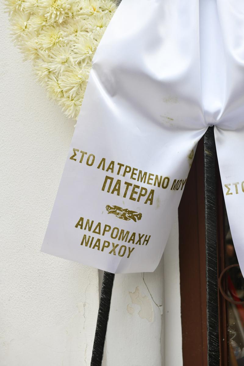 Μάρα Θρασυβουλίδου: Συντετριμμένη στην κηδεία του συζύγου της, Γιώργου Νιάρχου – Σπάραξε η κόρη του 8 kideia niarxou 5