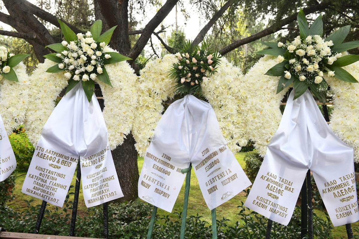 Μάρα Θρασυβουλίδου: Συντετριμμένη στην κηδεία του συζύγου της, Γιώργου Νιάρχου – Σπάραξε η κόρη του 11 kideia niarxou 3