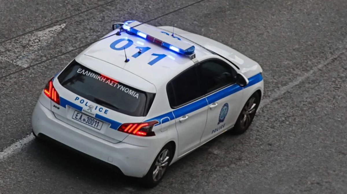 Αστυνομικός ξυλοκοπήθηκε από πολίτες - Τους καθυστερούσε με το περιπολικό 1 peripoliko1