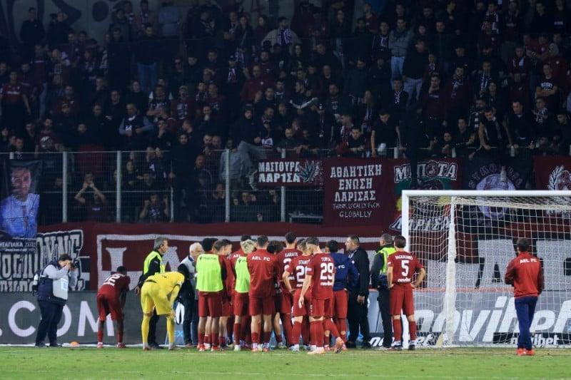 Καζάνι που... βράζει η ΑΕΛ - Αποδοκιμασίες & συζήτηση με οργανωμένους