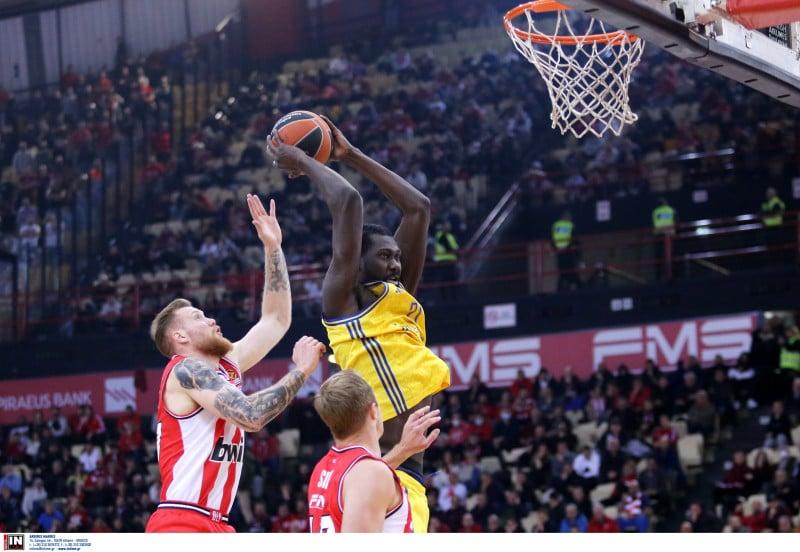 Ο Κουμάντζε σε αναμέτρηση με τον Ολυμπιακό