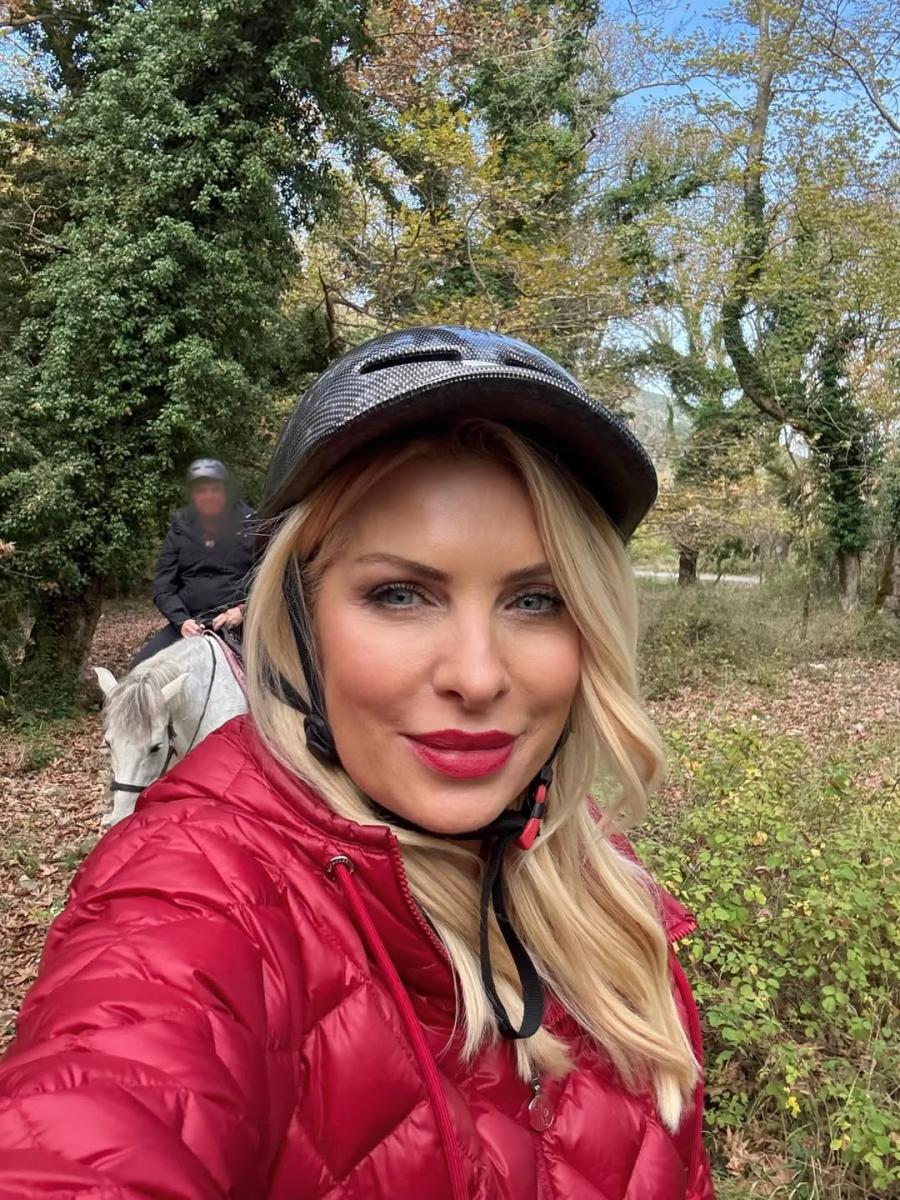 Ελένη Μενεγάκη: Για ιππασία στην πιο μαγική ελληνική τοποθεσία μαζί με την Μαρίνα και τον Παντζόπουλο 1 1 6