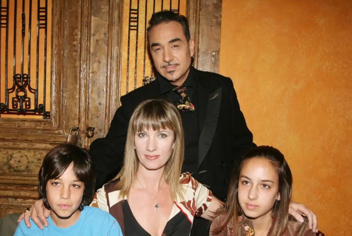 Κίλι Σφακιανάκη: Τι είναι η Νόσος Πάρκινσον από την οποία πέθανε και ποια τα συμπτώματα 1 stigmiotypo othonis 2025 11 03 19.40.40