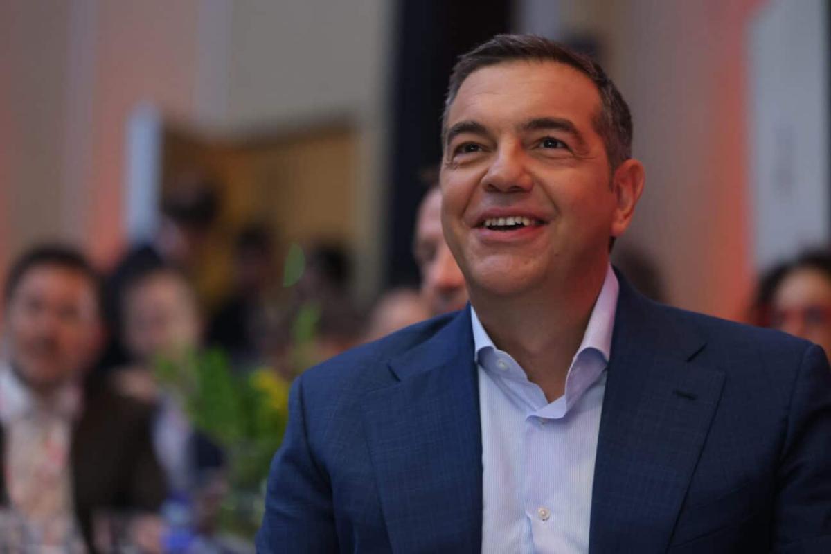 Αλέξης Τσίπρας: Αυτό είναι το εξώφυλλο του βιβλίου του «Ιθάκη» 3 tsipras 1296x864 1