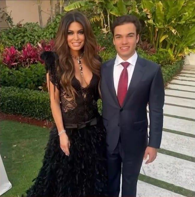 Κίμπερλι Γκίλφοϊλ: Ποιος είναι ο 19χρονος γιος της, Ρόναν Βίλενσι - Θα μείνει μόνιμα μαζί της στην Αθήνα 2 be3fc84f18a24a10b7bd41533343bb81