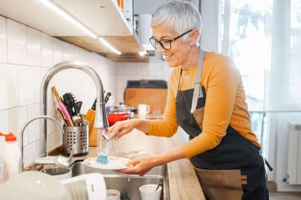 67χρονη γυναίκα πέθανε ενώ έπλενε πιάτα – Προειδοποίηση γιατρού: 3 απαγορευμένα πράγματα για τους ηλικιωμένους όταν κάνουν δουλειές στο σπίτι 2 istockphoto 1227551954 612x612 1