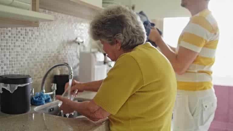 67χρονη γυναίκα πέθανε ενώ έπλενε πιάτα – Προειδοποίηση γιατρού: 3 απαγορευμένα πράγματα για τους ηλικιωμένους όταν κάνουν δουλειές στο σπίτι 3 gettyimages 1355762629 640x640 1