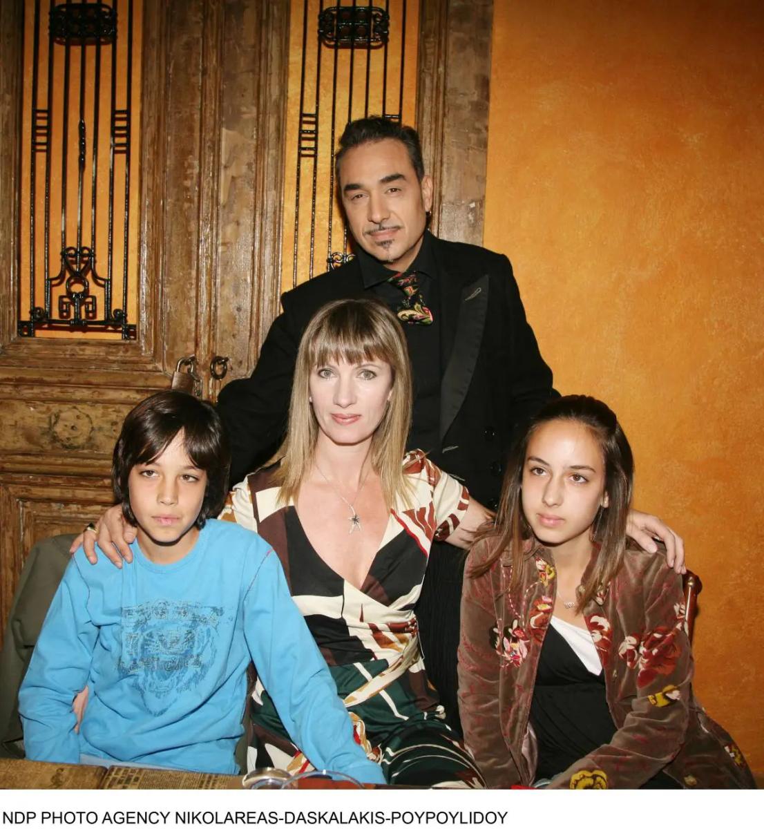 Ο Νότης Σφακιανάκης με τη σύζυγό του Κίλι και τα παιδιά τους
