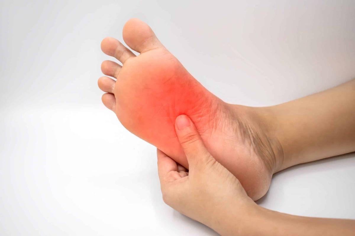 Τα πόδια μας ουρλιάζουν SOS: 5 προειδοποιητικά σημάδια από το συκώτι σας 5 giati me kaine ta podia mou scaled