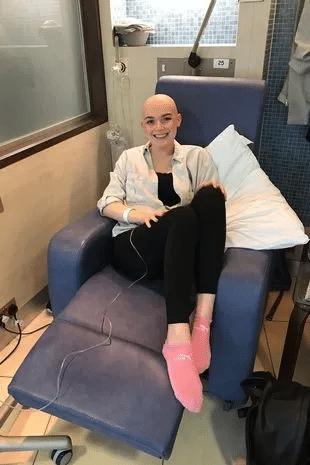 «Αγνόησα τη φαγούρα και άλλα δύο συμπτώματα και στα 20 διαγνώστηκα με καpκίνο» – Τι έπρεπε να είχε προσέξει 2 20xroni fagoyra karkinos story 1