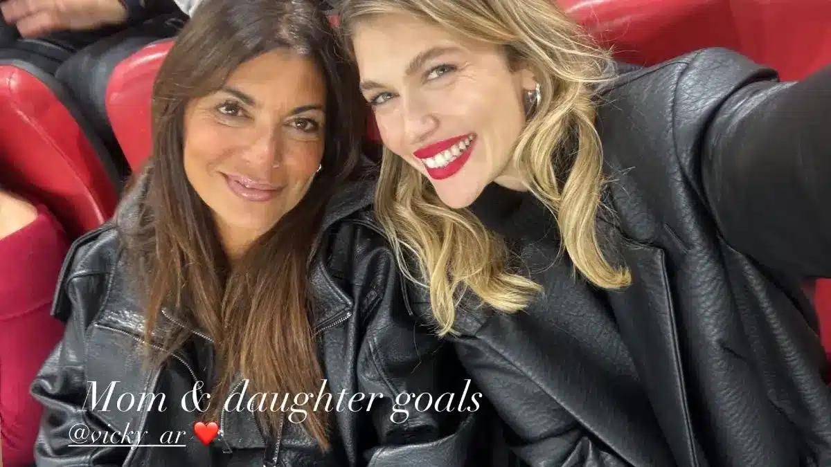 Κλέλια Ανδριολάτου: Σπάνια εμφάνιση με την κούκλα μητέρα της στο γήπεδο 1 klelia andriolatou mitera.jpg