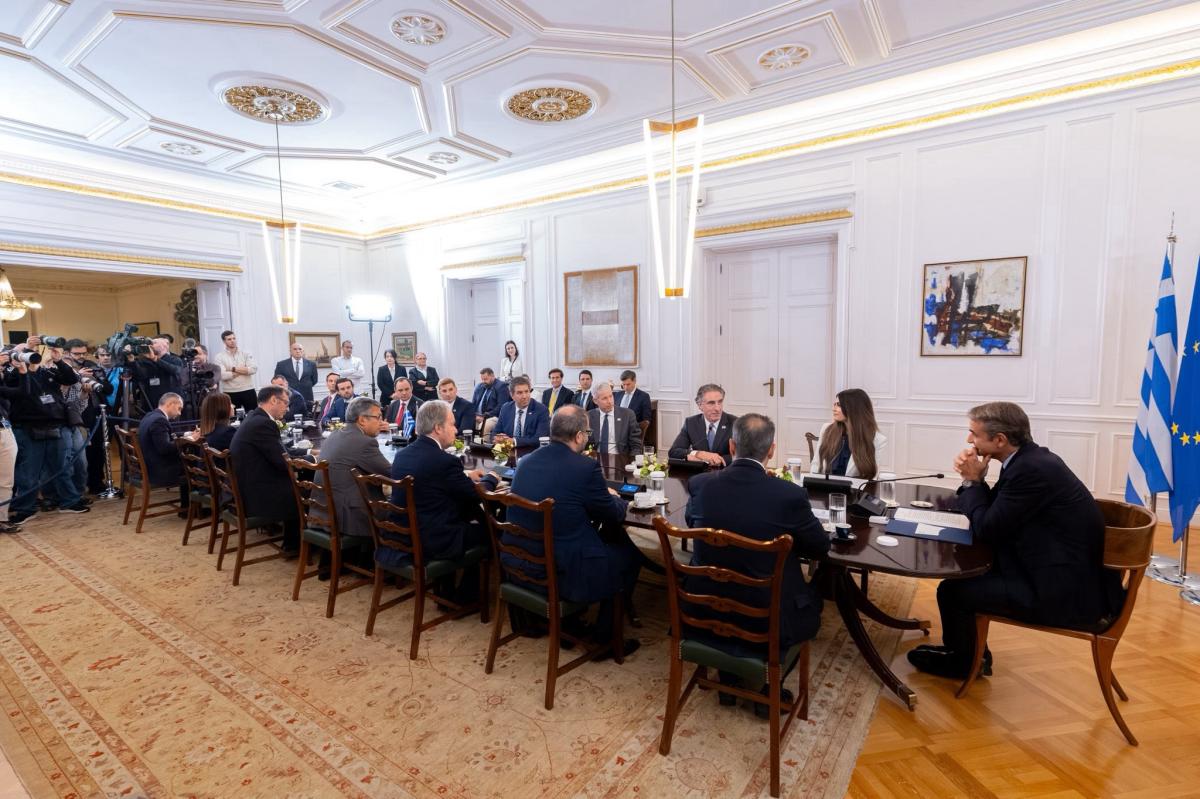 Έκλεψε την παράσταση ο Πίνατ στο Μαξίμου - Η εικόνα που ανήρτησε Υπουργός Εσωτερικών των ΗΠΑ 2 g5a