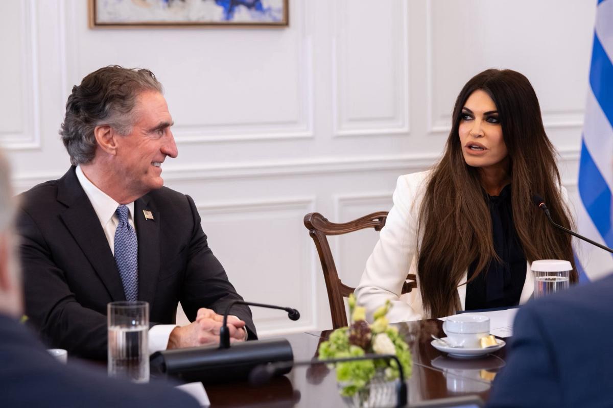 Έκλεψε την παράσταση ο Πίνατ στο Μαξίμου - Η εικόνα που ανήρτησε Υπουργός Εσωτερικών των ΗΠΑ 3 g5a