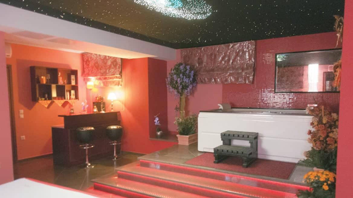 Σάλος σε πασίγνωστο οίκο ανοχńς στην Ελλάδα - Η θρυλική τσατσά Σούλα δεν βρίσκει σeξεργάτριες 5 vfsdf