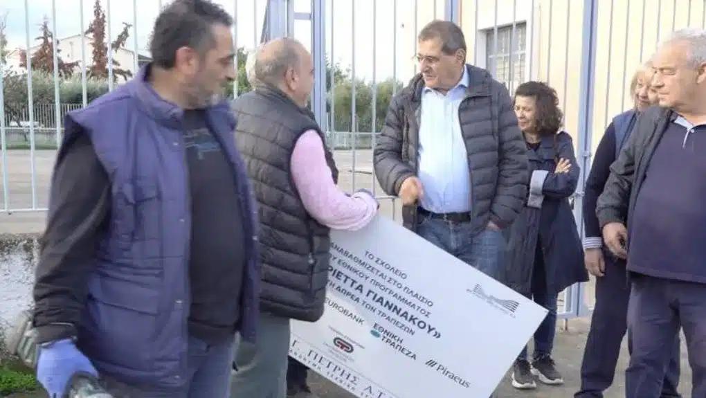 «Συντρίβουν τον λαό» - Ο Πελετίδης ξήλωσε πινακίδες τραπεζών από σχολεία 2 peletidis 1020.jpg