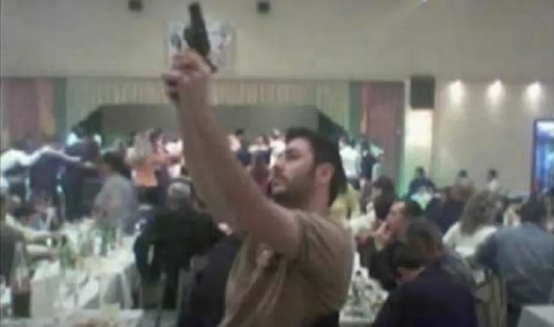 «Συναγερμός» στο ΠΑΣΟΚ για εικόνα του Ανδρουλάκη με όπλο από την εποχή που ήταν φοιτητής 2 androulakis oplo fake apokries