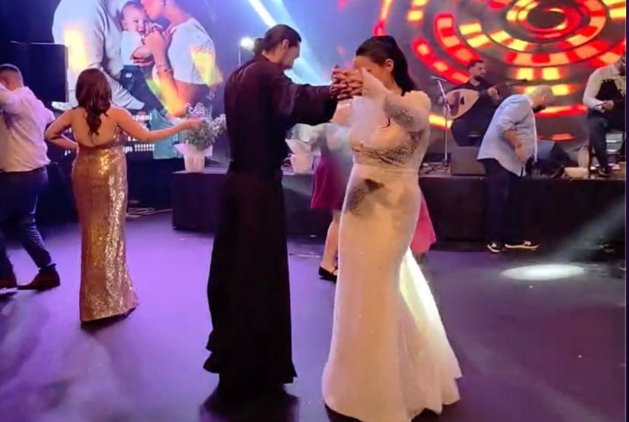 Ιερέας χόρεψε σούστα με νύφη σε γαμήλιο γλέντι στην Κρήτη 1 stigmiotypo othonis 2025 11 06 23.27.04