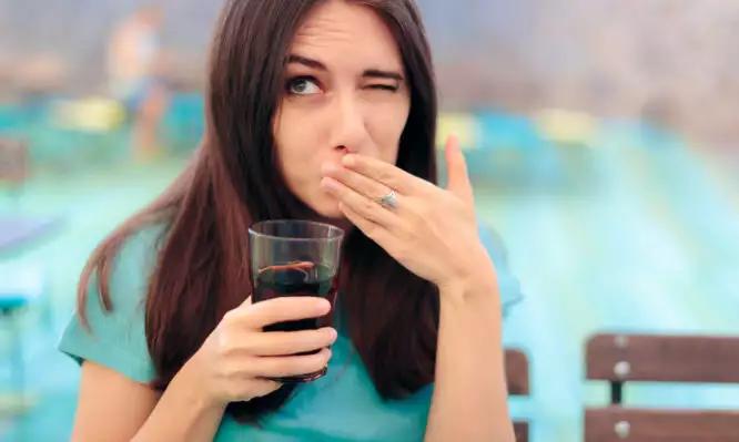 Ρέψιμο συνεχώς: το σιωπηλό σημάδι ότι το σώμα σας δεν είναι καλά 3 burping woman soda 666x399 1