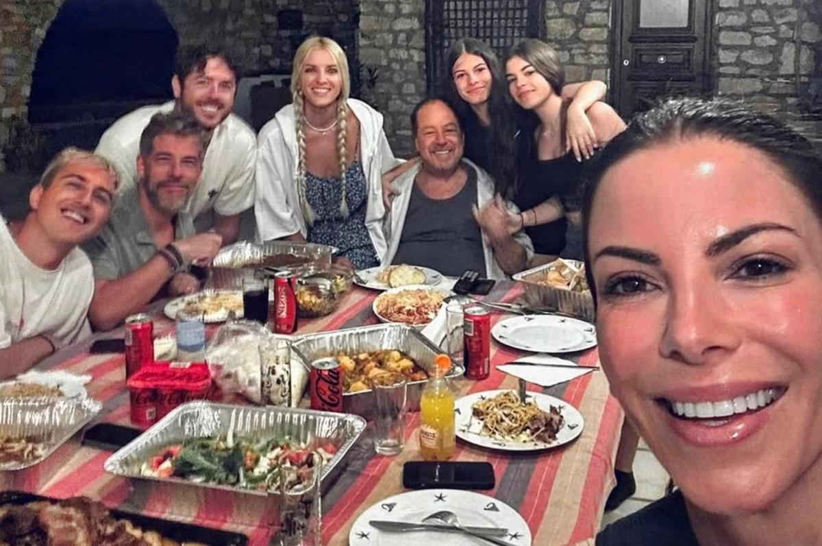 Κατάξανθη, με μακριές κοτσίδες μέχρι την μέση και πολύ νεότερη του: Αυτή είναι η σύντροφος του Γιάννη Πάριου, Στέλλα 1 stigmiotypo othonis 2025 08 27 15.53.08