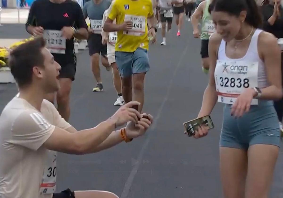 42ος Αυθεντικός Μαραθώνιος 2025: Έκανε πρόταση γάμου στη σύντροφό του και αποθεώθηκε από τον κόσμο 1 stigmiotypo othonis 2025 11 09 12.32.11